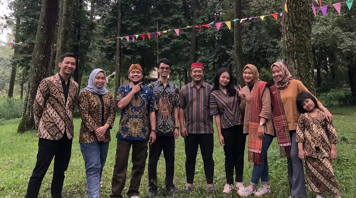 Ilustrasi karyawan kantor mengenakan kostum daerah