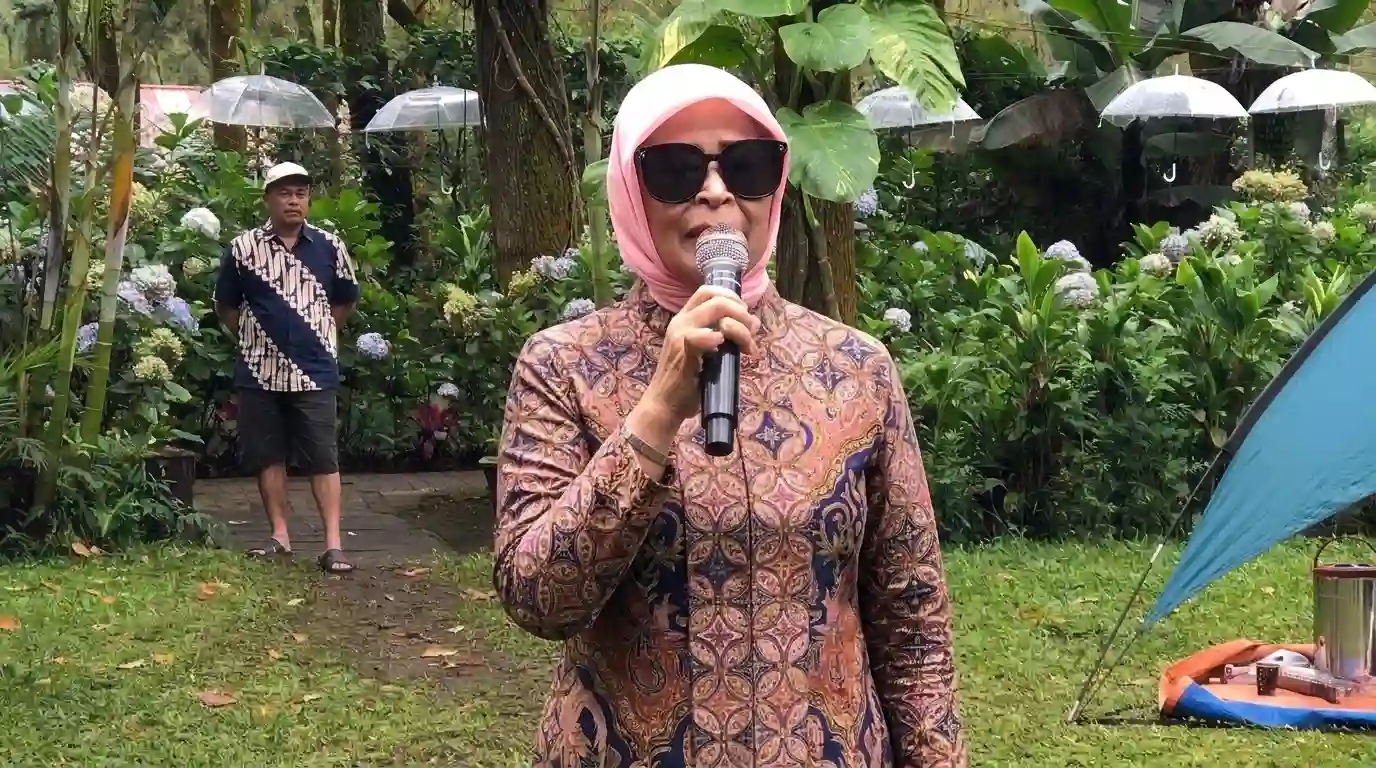 Karyawan memakai dress code batik simpel saat gathering kantor
