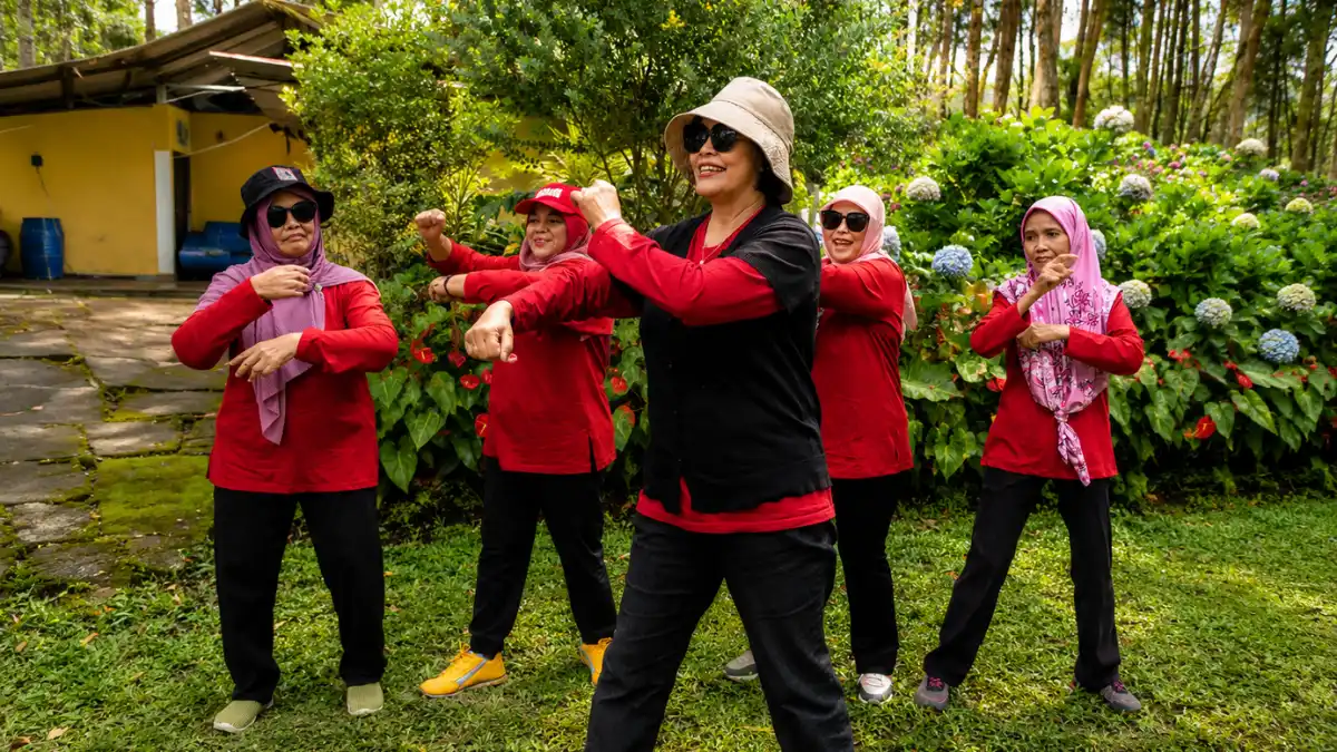 Peserta wellness gathering bermain games outbound di siang hari
