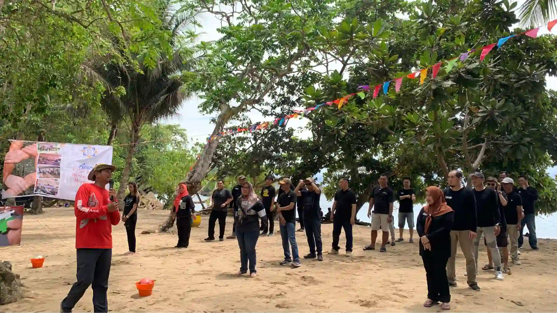 tim divisi mengikuti gathering per departemen di ruang kecil