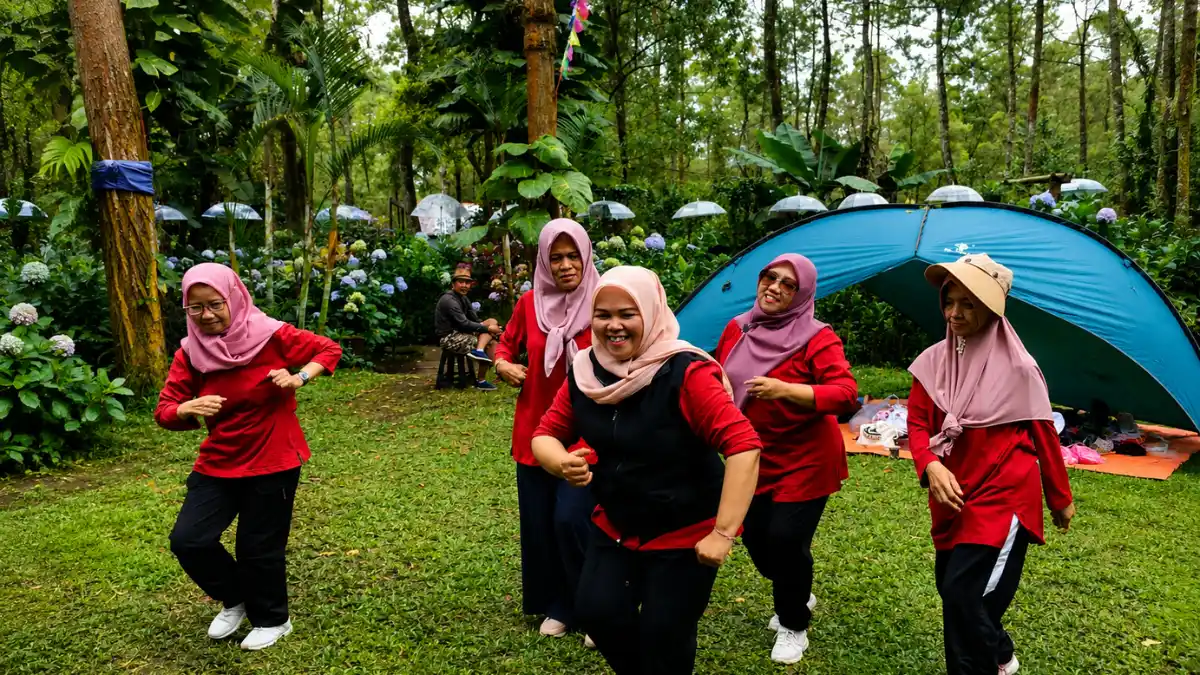 Karyawan mengikuti sesi healing aktif dalam wellness gathering kantor