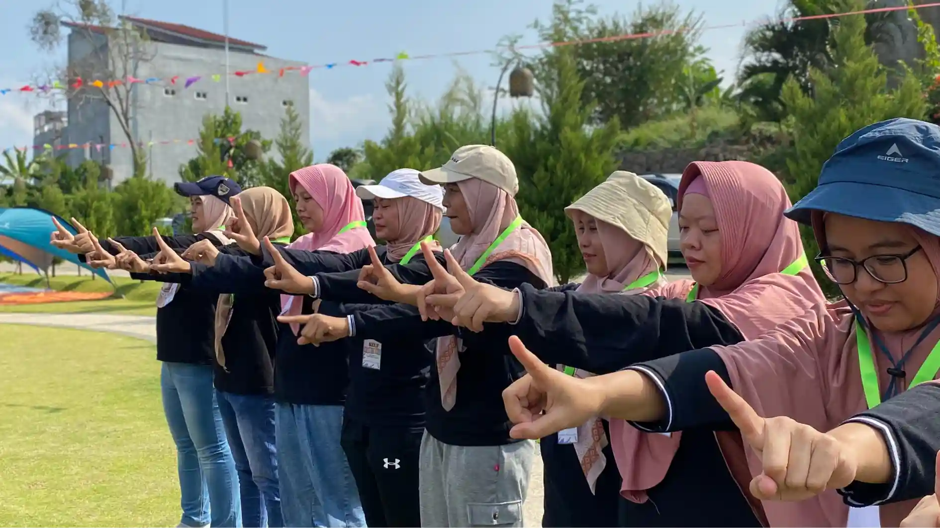 tim divisi mengikuti gathering per departemen di ruang kecil