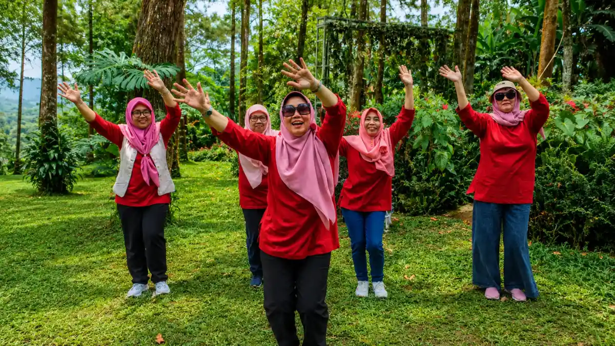 Peserta mengikuti rangkaian sesi yoga dan outbound dalam satu acara wellness gathering