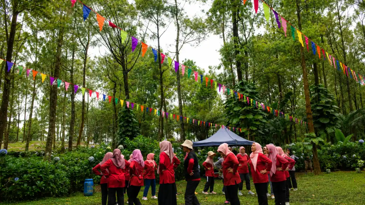 Tim kantor mengikuti sesi yoga pagi sebagai bagian dari healing aktif karyawan