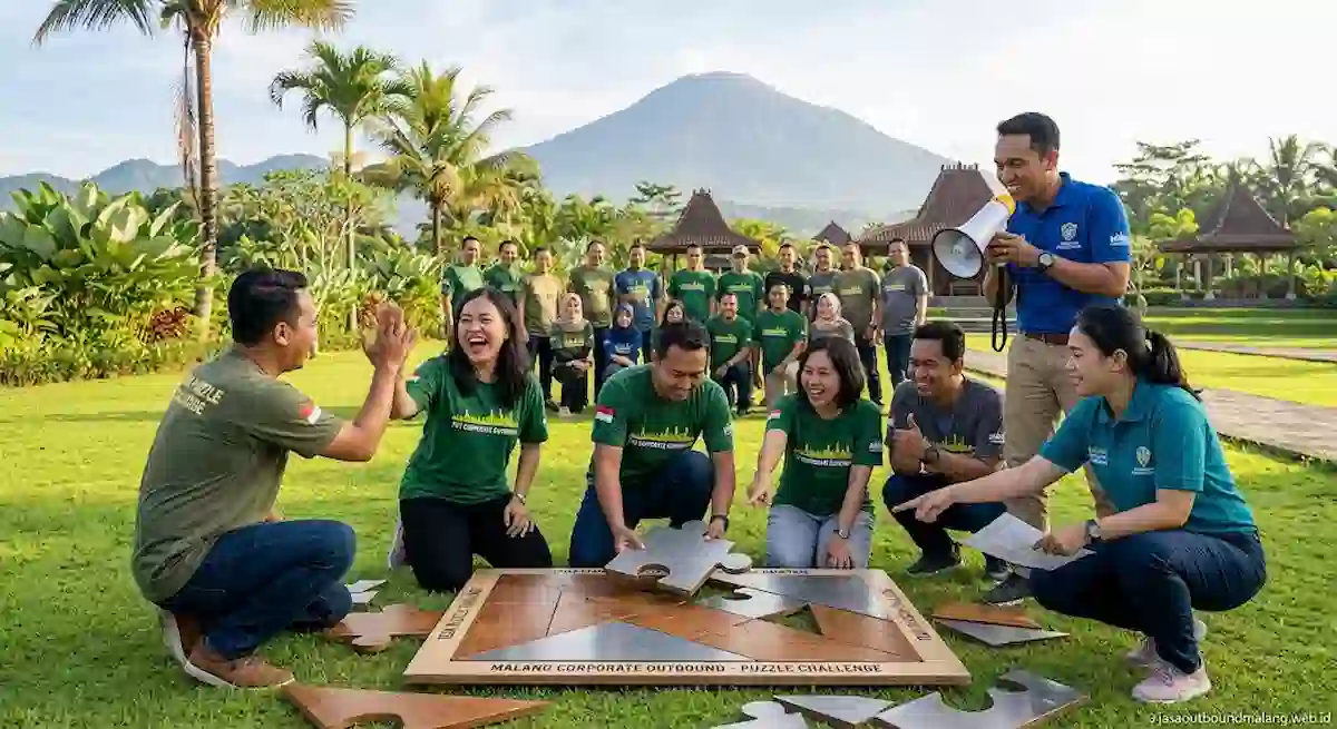 Tim fasilitator outbound Malang menjalankan program di lokasi luar kota