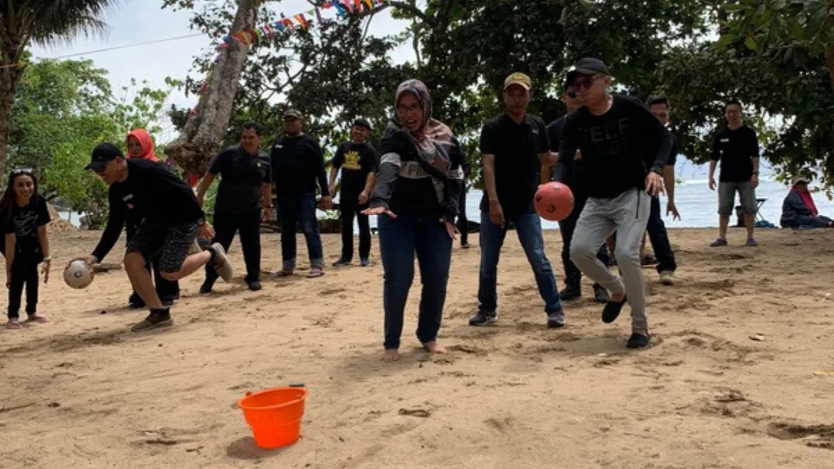 Karyawan tarik tambang di pasir pantai