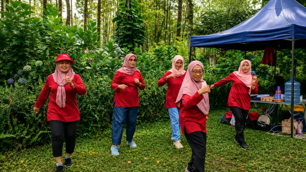 Karyawan mengikuti sesi yoga pagi saat wellness gathering kantor